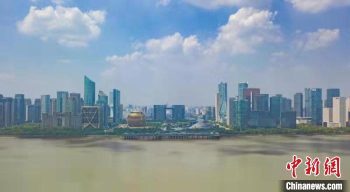 浙江杭州錢塘江畔?！⊥鮿?攝
