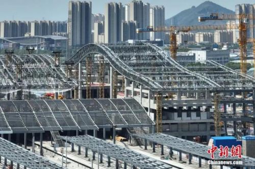 圖為航拍南沿江鐵路江陰站站房屋面鋼結構桁架整體提升現(xiàn)場。(無人機照片) 中新社記者 泱波 攝